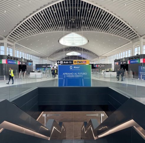 8º) Aeroporto de Roma Fiumicino (Itália): Também chamado de Leonardo da Vinci, é o maior da Itália e se destaca pelas melhorias recentes em infraestrutura, gastronomia de alto nível e atendimento cada vez mais eficiente aos viajantes.