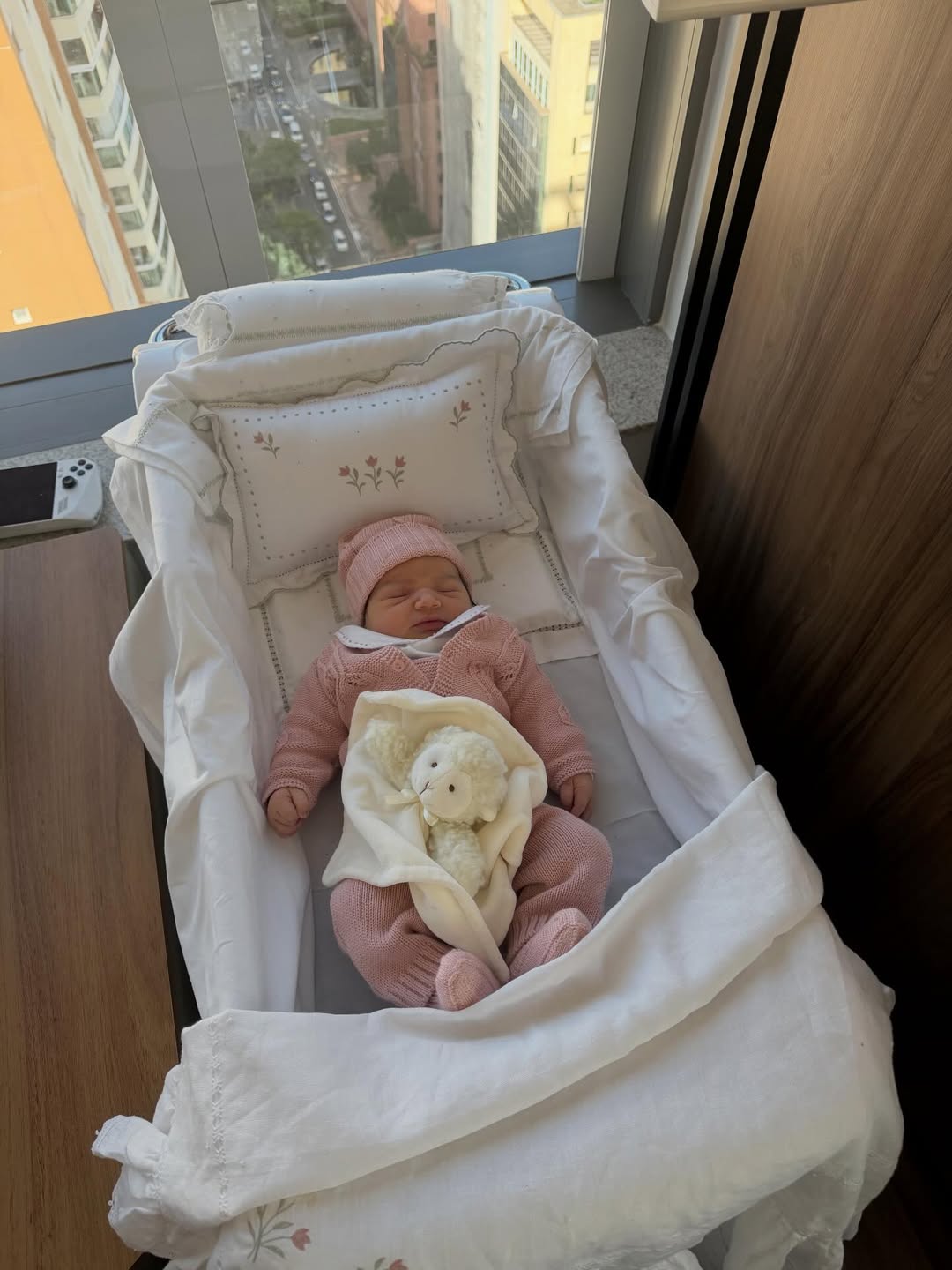 Zuza nasceu após um trabalho de parto de aproximadamente 40 horas, conforme relatado pelo cantor. Na ocasião, ele agradeceu à equipe médica responsável pelo atendimento, destacando o cuidado, a paciência e a dedicação ao longo de todo o processo. 
