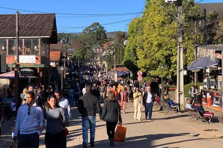 Essas iniciativas ampliam o tempo de permanência dos turistas e diversificam a experiência além da simples contemplação do frio e da paisagem. Ao mesmo tempo, o aumento do fluxo traz debates sobre mobilidade, sustentabilidade e limites de crescimento, temas cada vez mais presentes nas discussões locais.
