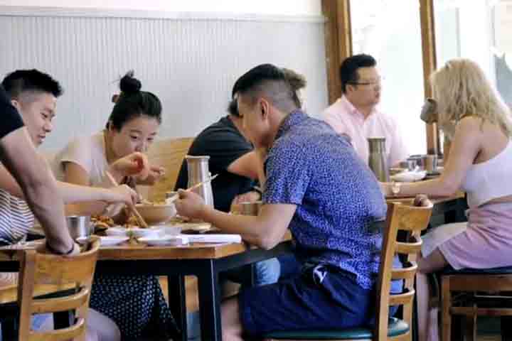 Um restaurante de Austin, no estado americano do Texas, adotou uma prática que mistura solidariedade e generosidade. A história foi contada pelo site 