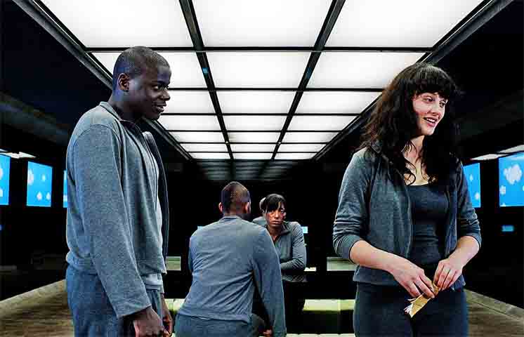 Em Fifteen Million Merits (S01E02), um mundo futurista baseado em meritocracia digital e reality shows revela o desespero por autenticidade em uma sociedade hipercontrolada.