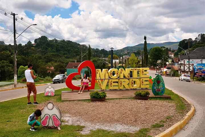 Encravada nas montanhas do sul de Minas Gerais, a 1.550 metros de altitude, Monte Verde construiu ao longo das últimas décadas uma fama singular no turismo brasileiro.

