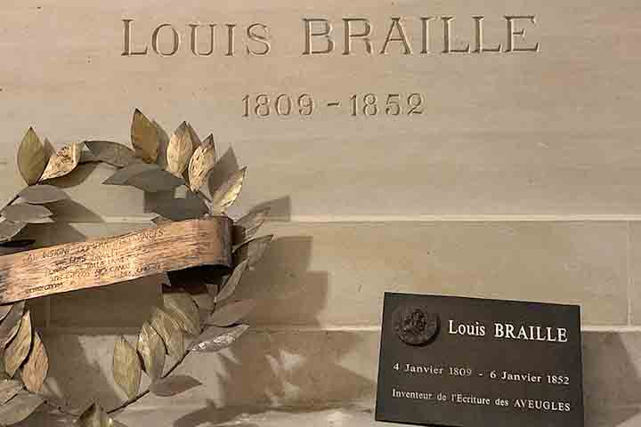 Louis Braille nasceu em 1809, na pequena cidade de Coupvray, perto de Paris. Aos três anos, sofreu um acidente na oficina de seu pai, um artesão de couro, perfurando o olho com uma ferramenta pontiaguda. A infecção se espalhou para o outro olho, e Louis ficou totalmente cego ainda na infância. 
