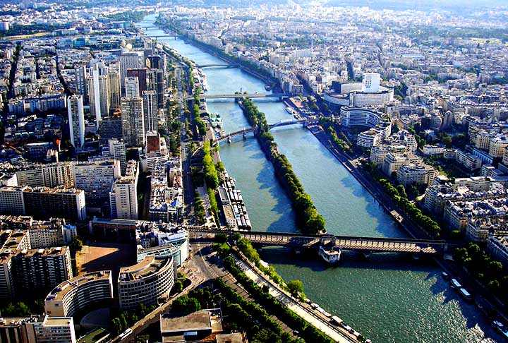 Existem 163 pontes ao longo do rio Sena, que percorre 777 quilômetros, desde a Borgonha até o Canal da Mancha, passando por 37 cidades. Em Paris, existem 37 pontes (o número coincide mesmo). Veja quais são as principais.
