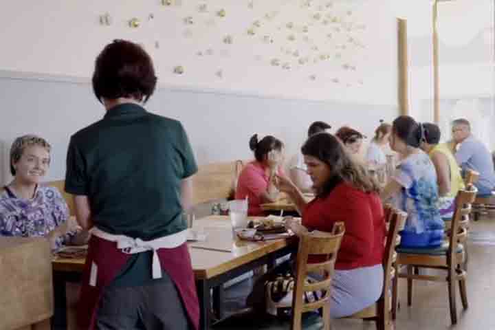 O estabelecimento, chamado Korea House, oferece jantar gratuito para todos os públicos na primeira quarta-feira de cada mês. Não há distinção de origem, raça, gênero, idade, religião ou condição social. Quem chegar é bem-vindo para a refeição.
