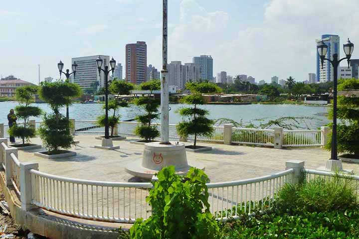 Alimentado por numerosos rios, o maior deles o Catatumbo, o lago cruzou um longo percurso desde sua ocupação por povos indígenas até tornar-se peça central nos processos de colonização espanhola e construção da identidade venezuelana no fim do século 16.
