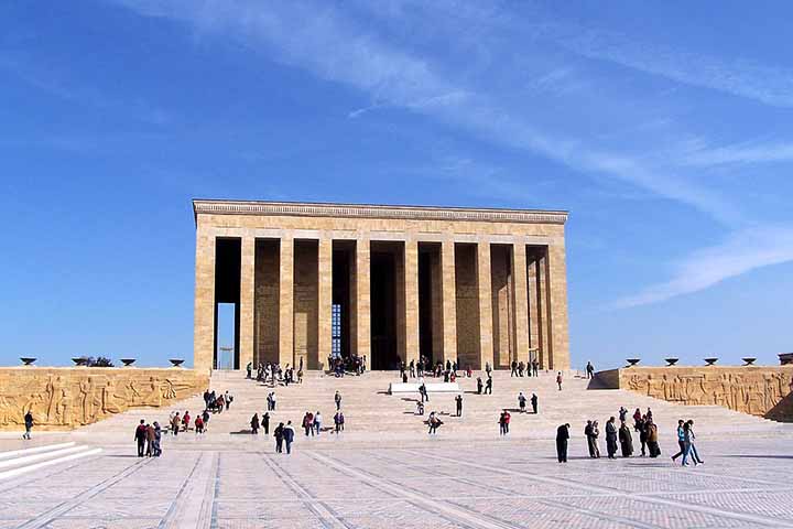 Entre os pontos históricos mais importantes está o Mausoléu de Mustafa Kemal Atatürk, fundador e primeiro presidente da Turquia, conhecido como Anıtkabir.