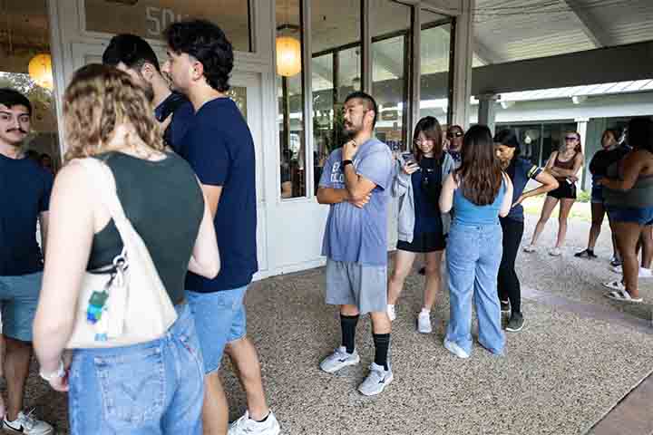 Em postagem nas redes sociais, o Korea House anuncia a iniciativa com os seguintes dizeres: “Sentindo-se solitário, desanimado ou em dificuldades? Por favor, venha. Nossa esperança é que você saia com a alma aquecida e a barriga cheia”. 

