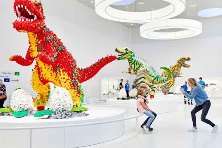 No interior da Lego House há inúmeras atividades educativas, lojas, restaurantes e até dinossauros reproduzidos com peças de Lego.

