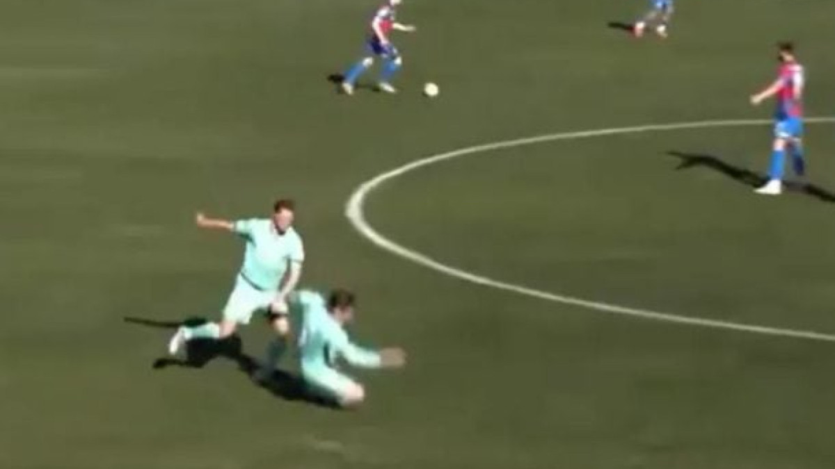 Kevin Behrens empurrou o colega de time Georgios Koutsias, no amistoso do Lugano (Suíça) contra o Viktoria Plzen, da Chéquia