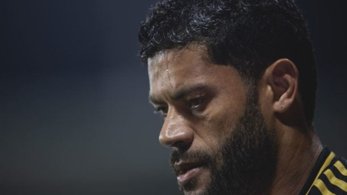 Atacante é cobrado antes do treino na Cidade do Galo, rebate acusações e afirma que nunca pediu para deixar o clube