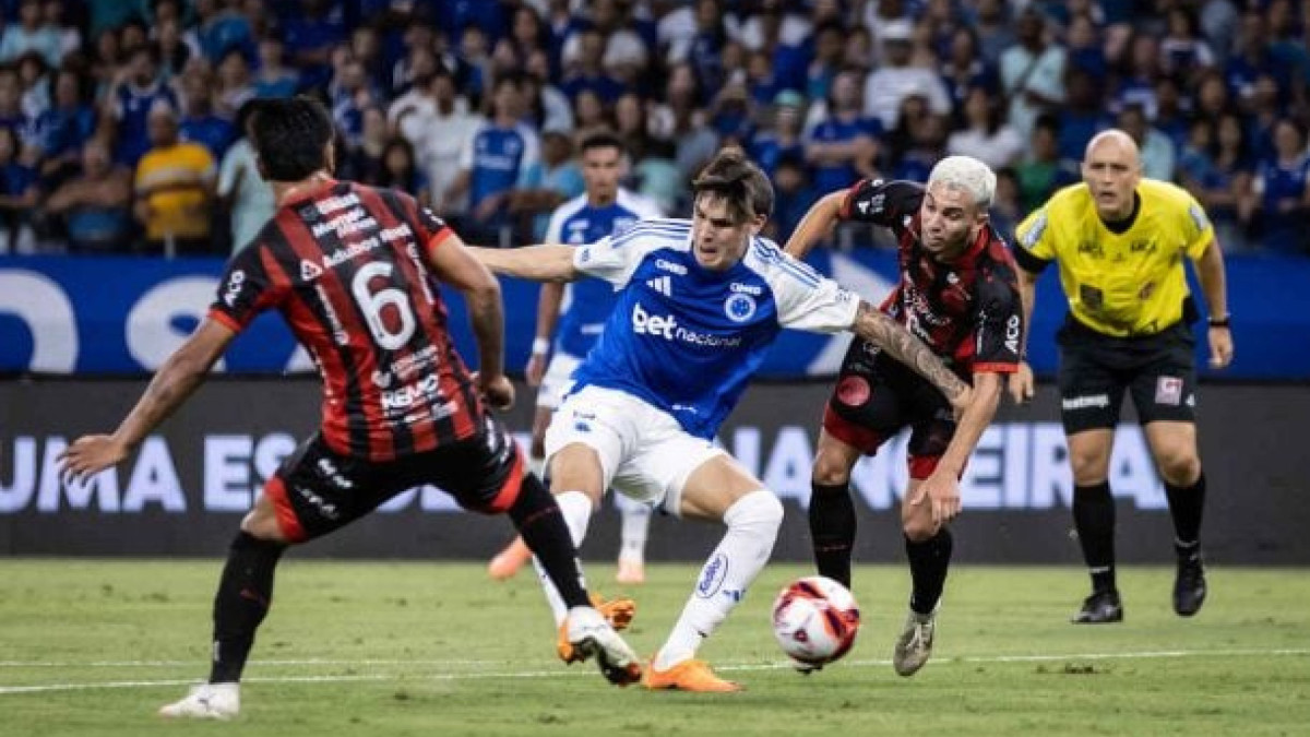 No Mineirão, sem os astros, a Raposa leva de 2 a 0. Um dos gols foi de suspenso dois anos pela Penalidade Máxima. Tite estreia com derrota
