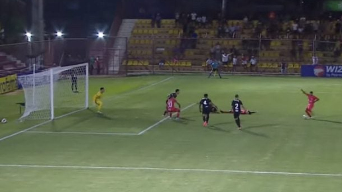 em segundo Apesar do revés e da performance negativa, o Galo já tinha a vaga no mata-mata do torneio, mas perde os 100% de aproveitamento 