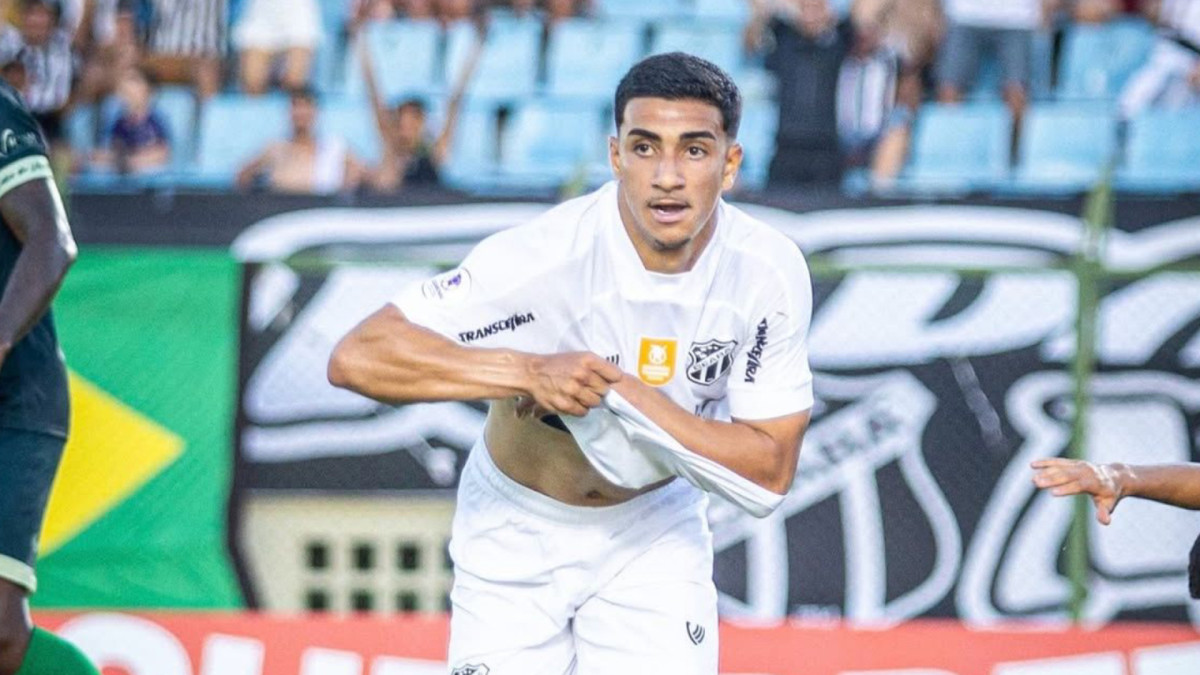 Enzo, atacante do Ceará, comemora gol marcado diante do Floresta