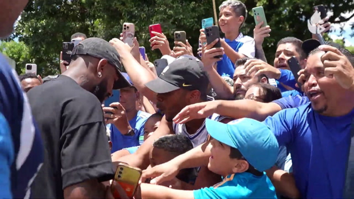 Gerson é do Cruzeiro; veja bastidores da chegada e do primeiro dia na Toca
