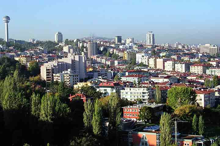 Além disso, Ancara é frequentemente chamada de cidade verde devido à sua grande quantidade de áreas verdes e parques.
