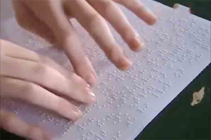 A grande virada aconteceu quando Louis, já adolescente, conheceu o escrito noturno, um código criado por Charles Barbier. O militar havia desenvolvido um sistema em relevo composto por doze pontos, utilizado para transmitir mensagens silenciosas durante operações militares noturnas. 
