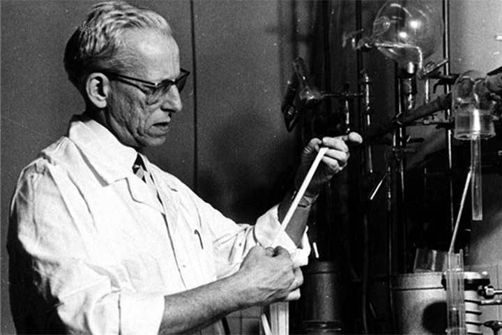 A década de 1960 marcou uma revolução no setor com a invenção das lentes gelatinosas, feitas de um material plástico hidrofílico, mais flexível e confortável. Otto Wichterle (foto) e Drahoslav Lim foram pioneiros na criação desse tipo de lente. Nos anos 70, as lentes começaram a ser produzidas em larga escala, com versões para miopia, hipermetropia e astigmatismo.