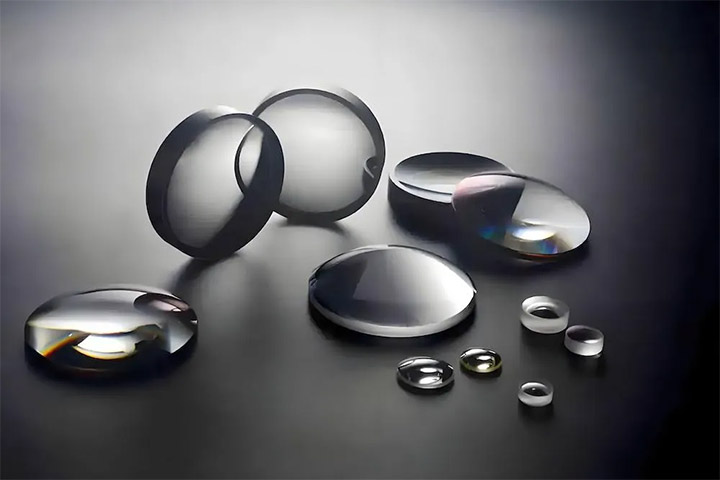 No início, as lentes eram feitas de vidro e cobriam toda a esclera (a parte branca do olho), o que causava desconforto. Mas um avanço significativo ocorreu em 1936.