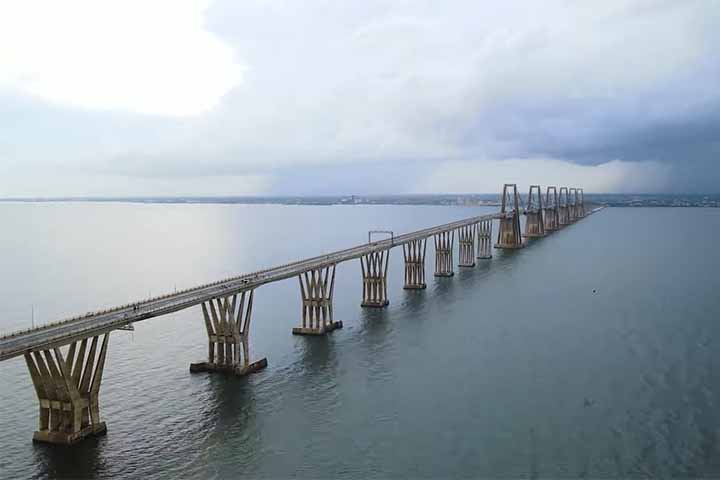 A abertura, na década de 1930, de um canal para permitir a entrada de navios petroleiros oceânicos alterou a hidrologia do lago e facilitou a entrada de água salgada, mudando o ecossistema original e contribuindo para problemas ambientais futuros.
