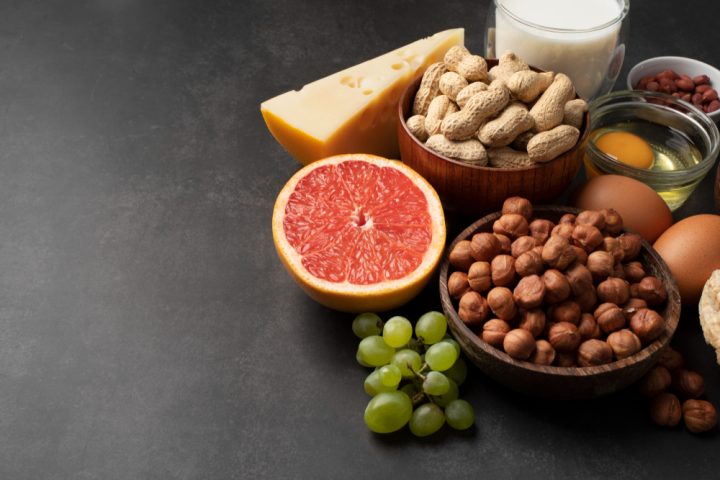 Este mineral é vital para várias funções biológicas e é normalmente absorvido pelo organismo por meio da dieta ou, quando necessário, por suplementos.