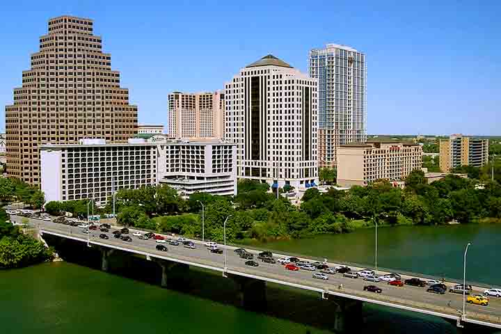 Apesar de todos esses atrativos, Austin enfrenta desafios típicos de cidades em crescimento rápido, como o aumento no custo de moradia e a pressão sobre a infraestrutura urbana. 
