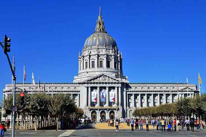 Ainda assim, a cidade segue se consolidando como um modelo de desenvolvimento que combina tecnologia, cultura e sustentabilidade. Na arquitetura, destaque para o Capitólio do Texas, que é maior até que o famoso Capitólio de Washington, sede do poder legislativo. 
