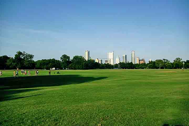 Rodeada por parques, trilhas e o rio Colorado, que corta a cidade, Austin também valoriza a qualidade de vida e o contato com a natureza. 
