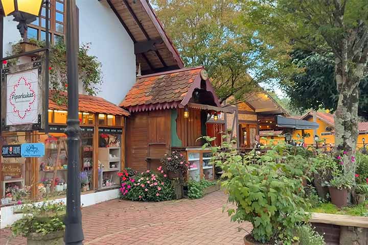 Embora nem toda a vila siga um padrão arquitetônico rígido, o conjunto urbano reforça a sensação de estar em um espaço à parte dentro de Minas Gerais, distante dos estereótipos tradicionais do estado associados ao barroco colonial.
