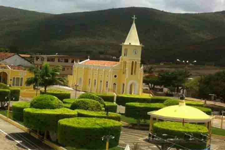 Com a aquisição dessas terras pelo latifundiário Luís Teófilo Rodrigues, foi dada continuidade ao lugarejo antes abandonado pelos exploradores pioneiros. Teófilo reformou a antiga capela de Santa Inês e construiu novas habitações, retomando assim o povoado.