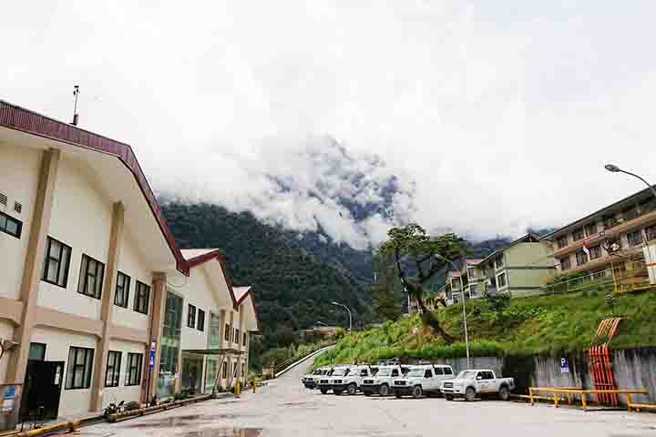 A província e as áreas vizinhas possuem vastos recursos naturais, incluindo petróleo, níquel, cobalto, ouro e cobre. 