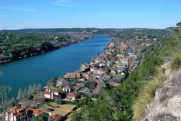 No entanto, a cidade é igualmente conhecida por sua atmosfera descontraída e criativa. 
