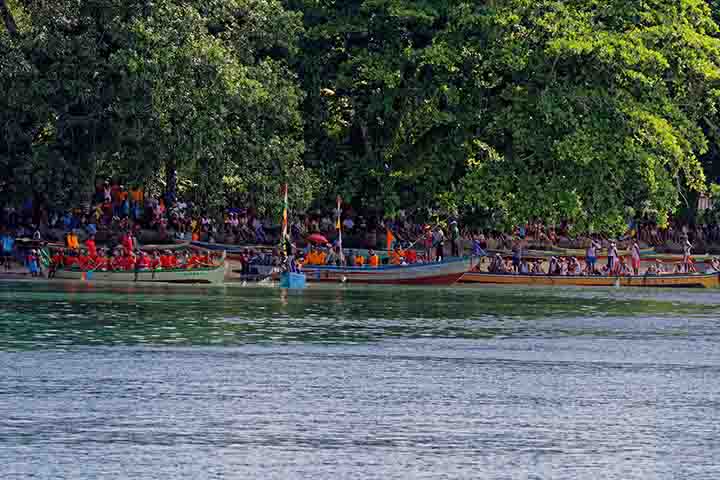 Historicamente, foi uma colônia holandesa até 1963, quando passou a ser administrada pela Indonésia. A incorporação formal ocorreu em 1969.