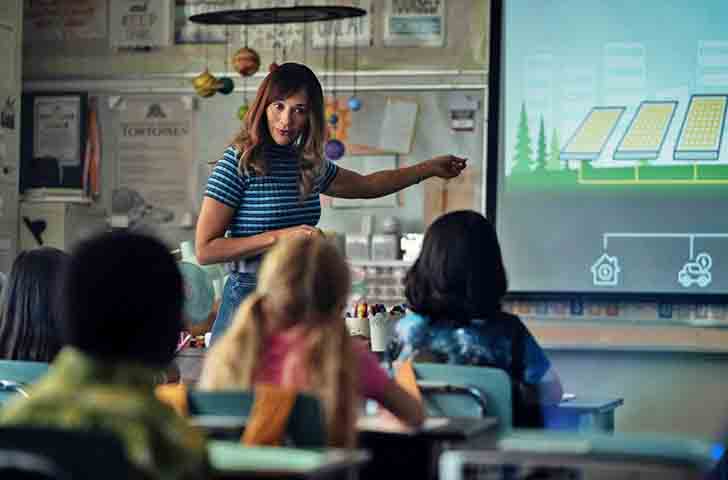 A nova temporada mantém o nível de crítica e criatividade. Em Common People (S07E01), uma mulher acorda de um coma graças a uma tecnologia avançada que reativa sua consciência. Embora retorne à vida, percebe que perdeu momentos essenciais. O episódio reflete sobre os custos ocultos da medicina futurista.