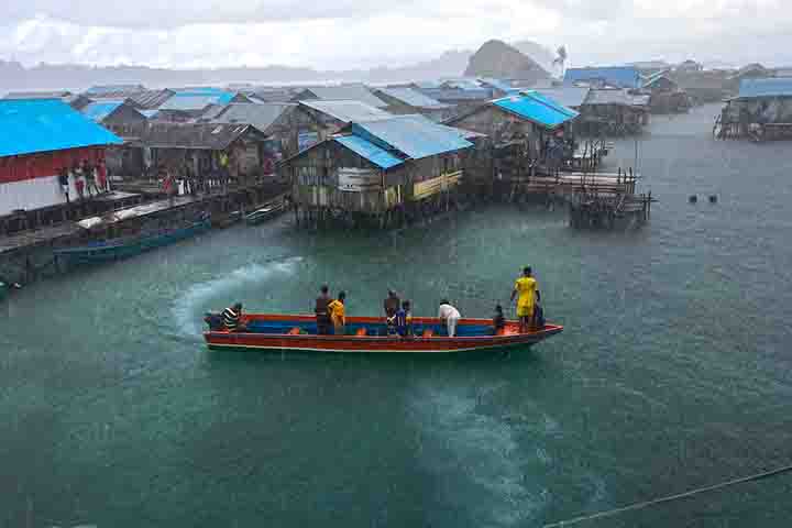 Apesar da riqueza natural, Papua enfrenta desafios sociais, desigualdade econômica e debates políticos sobre autonomia.