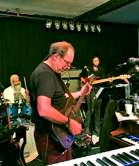 A trilha sonora principal foi composta por Klaus Badelt no primeiro filme, com temas desenvolvidos posteriormente por Hans Zimmer nos títulos seguintes. As músicas passaram a ser amplamente associadas à identidade da franquia. Todos os filmes estão disponíveis no Disney+.