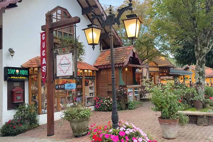 Essa característica climática moldou a identidade local e influenciou diretamente o tipo de turismo que se desenvolveu na região. 
