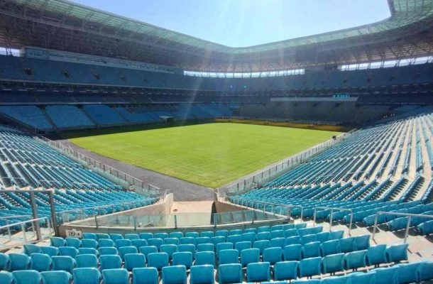 Lupicínio também deixou sua marca no futebol. Torcedor apaixonado do Grêmio Foot-Ball Porto Alegrense, compôs em 1953 o hino oficial do clube, que se inicia com os famosos versos: “Até a pé nos iremos, para o que der e vier, mas o certo é que nós estaremos com o Grêmio onde o Grêmio estiver”.
