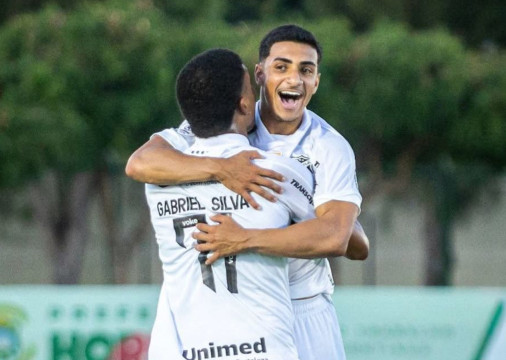 Enzo, atacante do Ceará, comemora gol marcado diante do Floresta