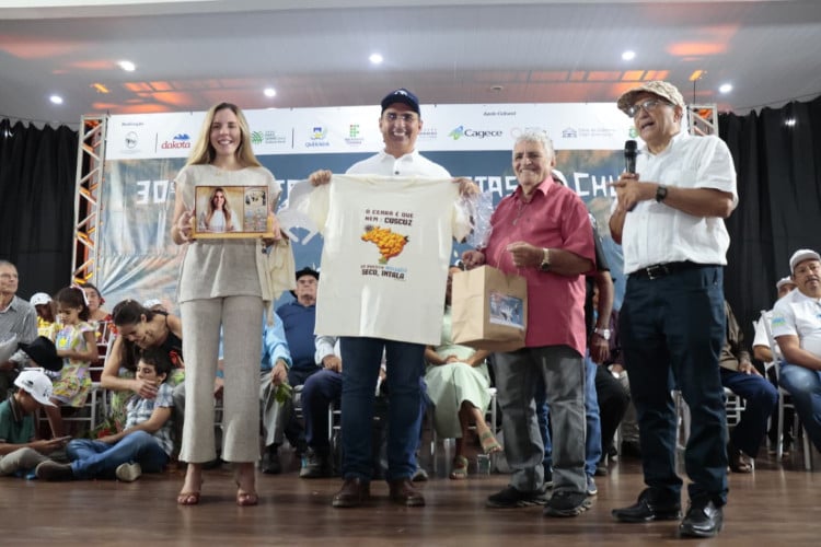 Encontro dos Profetas da Chuva segue como espaço de diálogo entre a sabedoria popular e a ciência. A vice-governadora Jade Romero prestigia o evento que celebra a cultura sertaneja e a leitura da natureza.