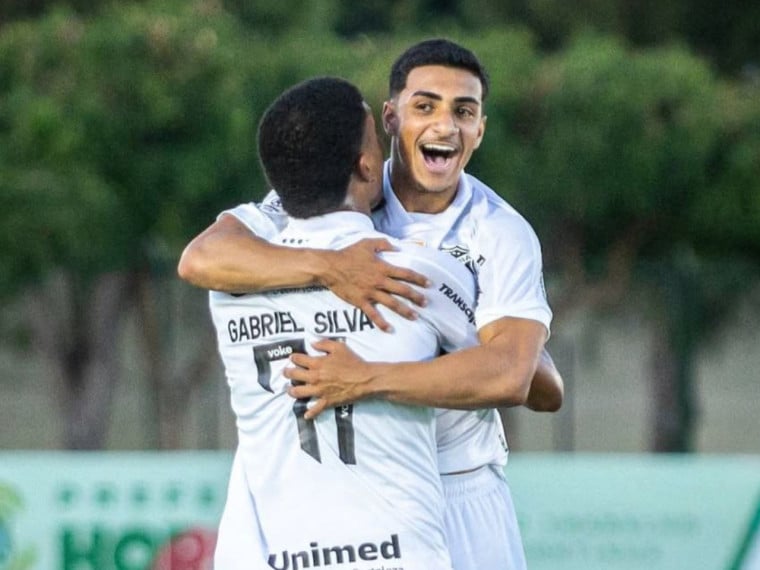 Enzo, atacante do Ceará, comemora gol marcado diante do Floresta