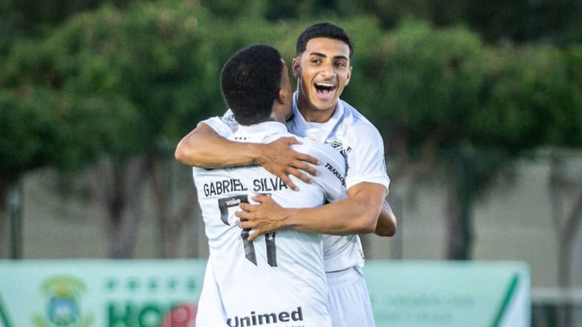 Enzo, atacante do Ceará, comemora gol marcado diante do Floresta 