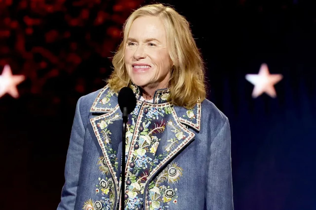 Amy Madigan conquistou o Critics Choice Awards 2026, no domingo 4/1, com “A Hora do Mal”, ao vencer na categoria de Melhor Atriz Coadjuvante pelo papel de tia Gladys. Esta, aliás, foi a primeira vez em que a atriz recebeu – e venceu – uma indicação na referida premiação.
