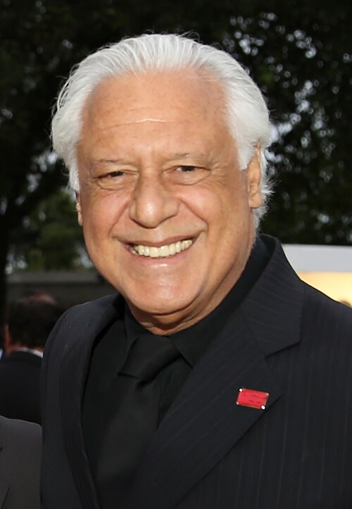 Escrita por Walcyr Carrasco, a novela estreia em maio de 2026 como sucessora de “Três Graças” e tem como eixo central o assassinato do milionário Artur Brandão, personagem de Antônio Fagundes. O crime ocorre na noite em que ele anuncia o casamento com Adriana, vivida por Letícia Colin, uma jovem cuidadora.
