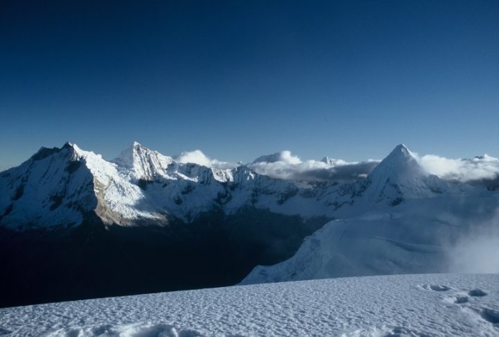 A primeira escalada registrada no Artesonraju ocorreu em 19 de agosto de 1932, pelos alpinistas europeus E. Hein e E. Schneider.