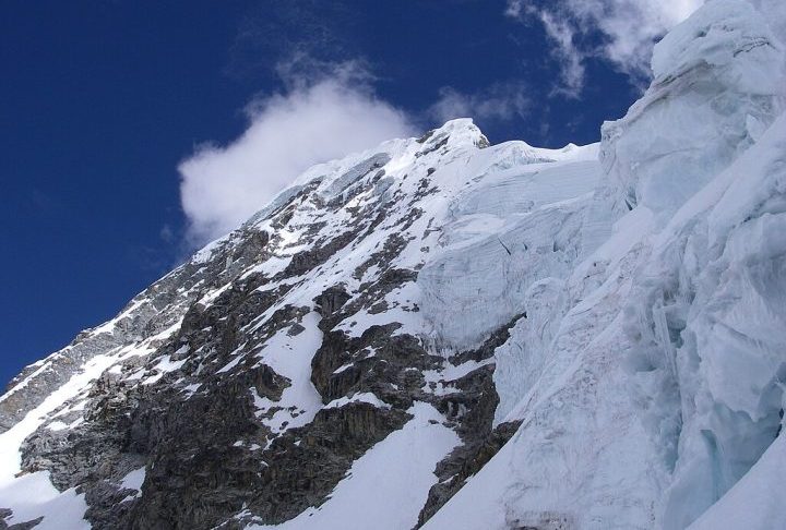 A subida tem duas rotas principais: a face sudeste, acessível a partir da Laguna Parón, e a crista nordeste, partindo do vale de Santa Cruz.