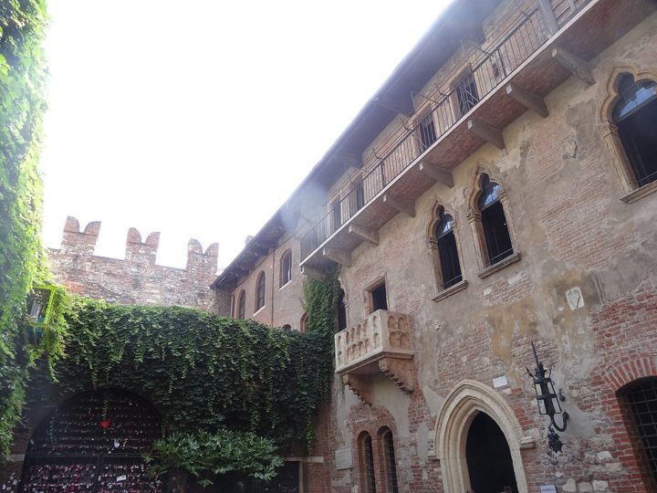 Estátua de Julieta, Verona (Itália): Famosa por ser o cenário do romance Romeu e Julieta, de William Shakespeare, a cidade de Verona possui a Casa de Julieta, um palácio medieval transformado em museu que conta com a famosa varanda do conto na praça. 