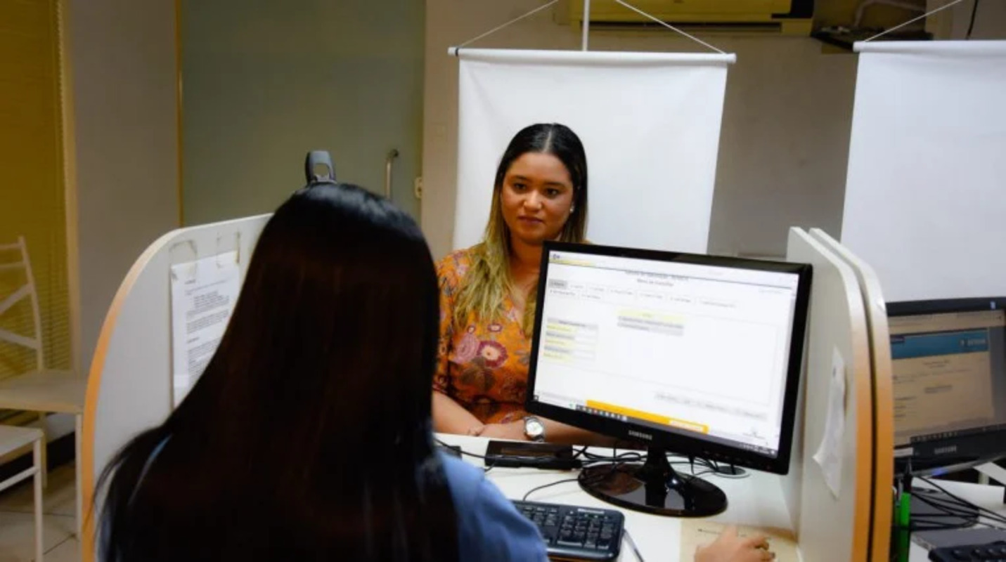 Em relação ao sobrenome, a lei não impõe um limite, sendo possível mudar diversas vezes ao longo da vida. 
