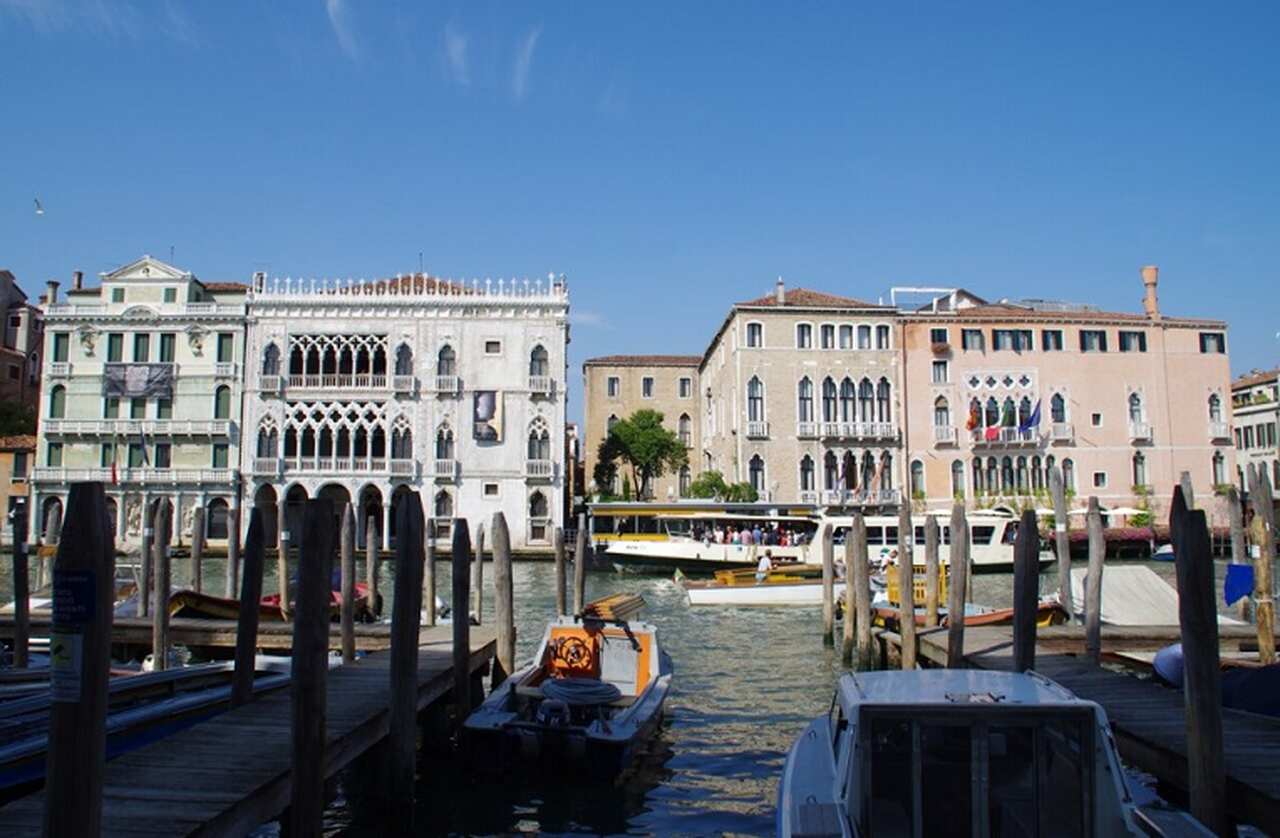 Ca' d'Oro (1428-1430): Um dos palácios mais bonitos do Grande Canal, em estilo gótico veneziano. Hoje, abriga uma galeria de arte com coleções renascentistas e barrocas