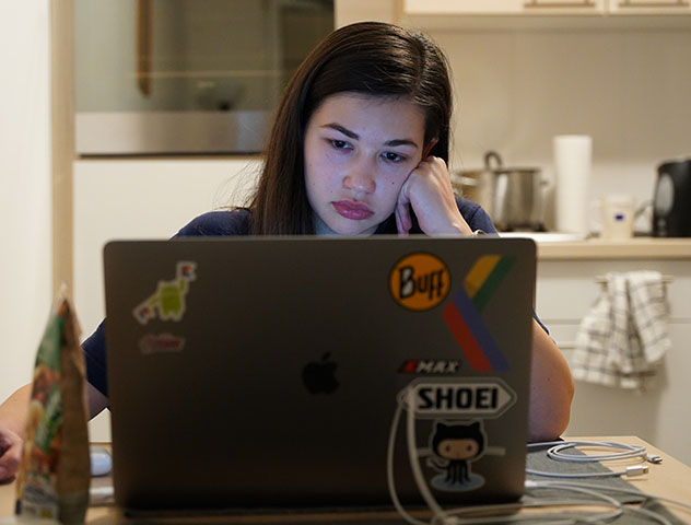 Se acordar bem disposta e sem sonolência diurna, o impacto pode ser pequeno. Mas sinais de cansaço frequente merecem atenção.